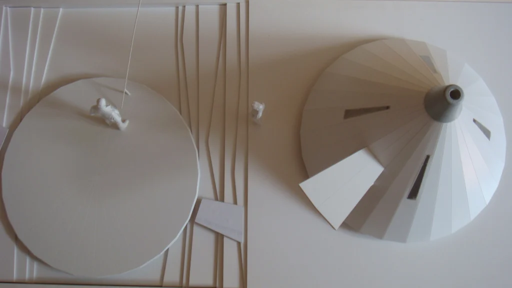 Dettaglio tecnico dell'assemblaggio del plastico TP: posizionamento dei componenti in scala e rifinitura della base del progetto prima della colata della resina poliestere.