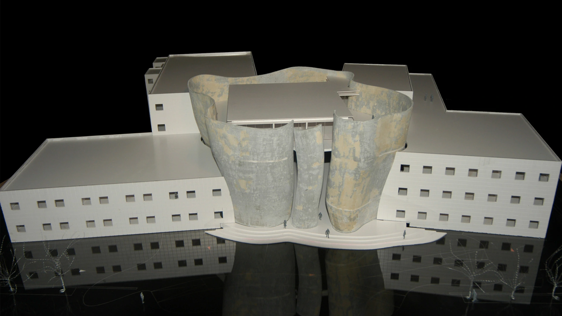 Plastico di presentazione del progetto Nuova Questura, vista d'insieme dei volumi in forex bianco su base in plexiglass nero. Volume centrale in resina poliestere.