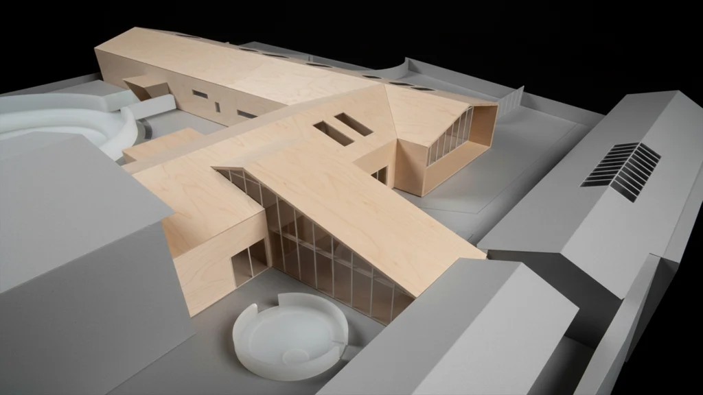 Plastico architettonico in legno del progetto scolastico a Roma con studio dei volumi e relazione pieni-vuoti